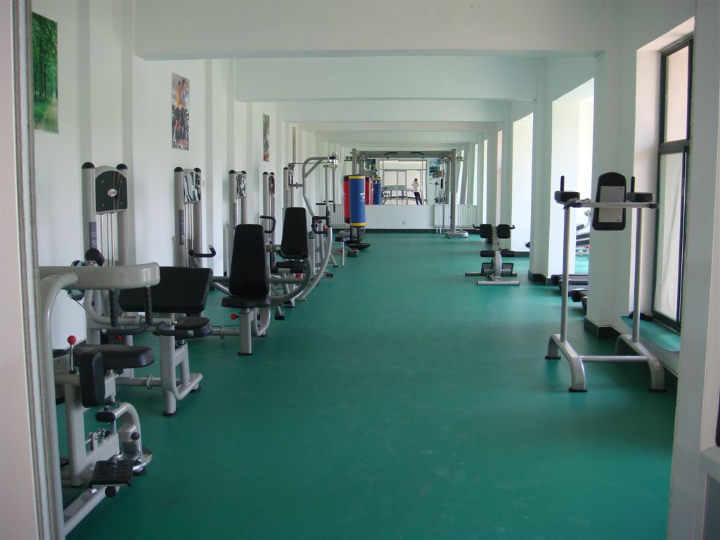 健身设备齐全的职工健身房