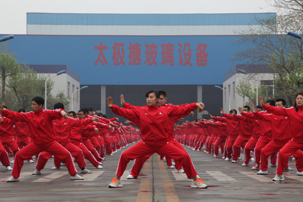 中国太极搪玻璃设备全体员工向您拜年！